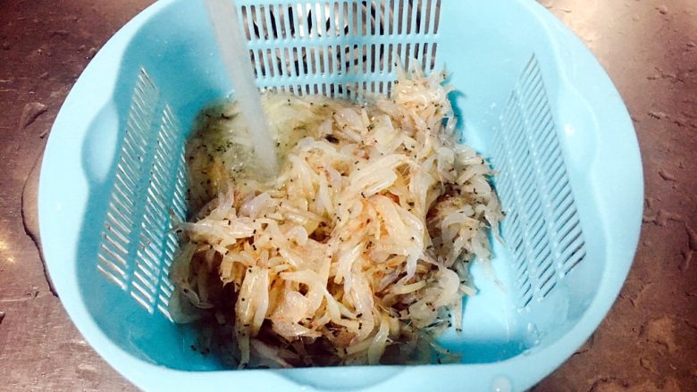 厨房挑战 荤菜 锅塌鲜虾皮,将鲜虾皮冲洗干净。