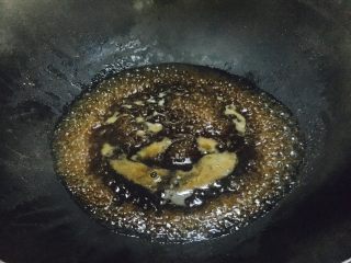 厨房挑战 荤菜 锅塌鲜虾皮,锅里放入1汤勺的水，放入3勺的蚝油，2滴香油，少许的白糖，搅拌均匀，煮开。