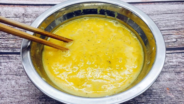 厨房挑战 荤菜 锅塌鲜虾皮,用筷子搅拌均匀至鲜虾皮鸡蛋液里无淀粉颗粒。
