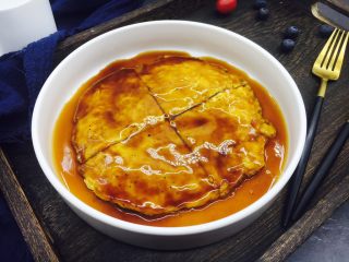 厨房挑战 荤菜 锅塌鲜虾皮,将蚝油汁淋入鸡蛋饼上。