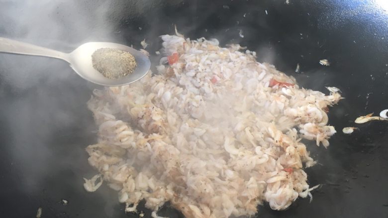厨房挑战 荤菜 绿豆芽炒鲜虾皮（雪虾）,放入少许白胡椒粉。