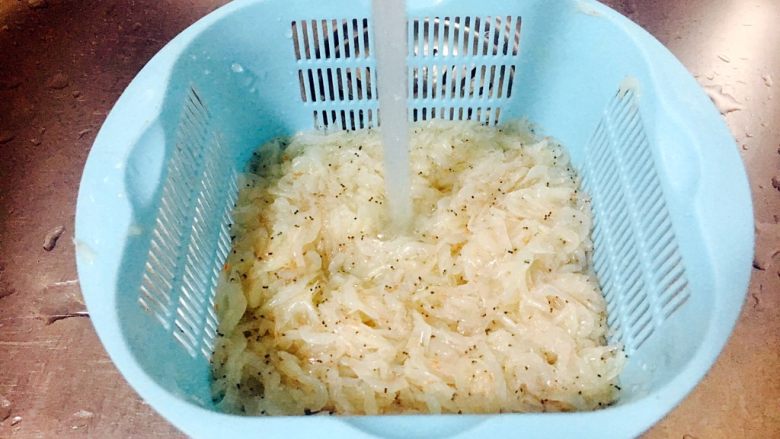 厨房挑战 荤菜 绿豆芽炒鲜虾皮（雪虾）,小虾皮用水冲净，沥干水分。
