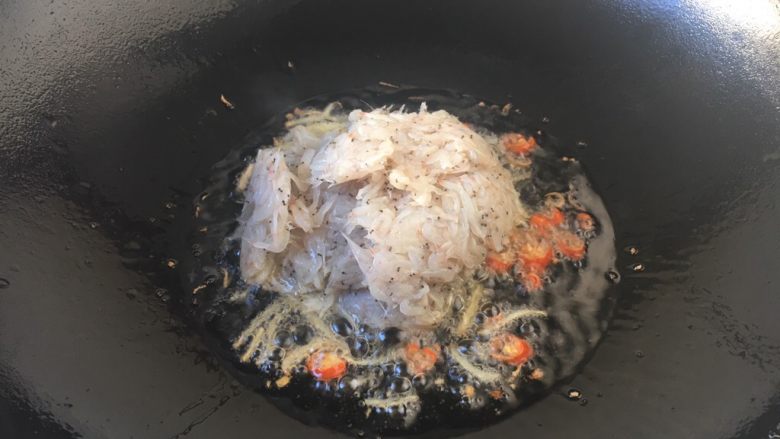 厨房挑战 荤菜 绿豆芽炒鲜虾皮（雪虾）,放入鲜虾皮。

