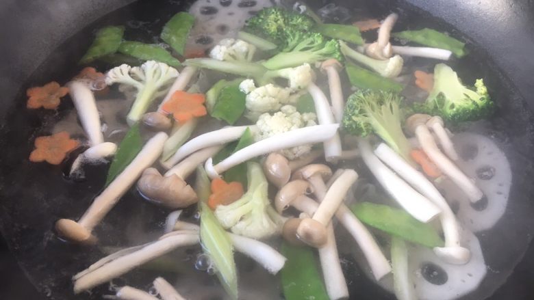 厨房挑战 素菜 腰果全素,然后焯胡萝卜、鲜蘑菇、西兰花、菜花、荷兰豆、芹菜。
最后把所有食材捞出来，过凉水沥干水分。