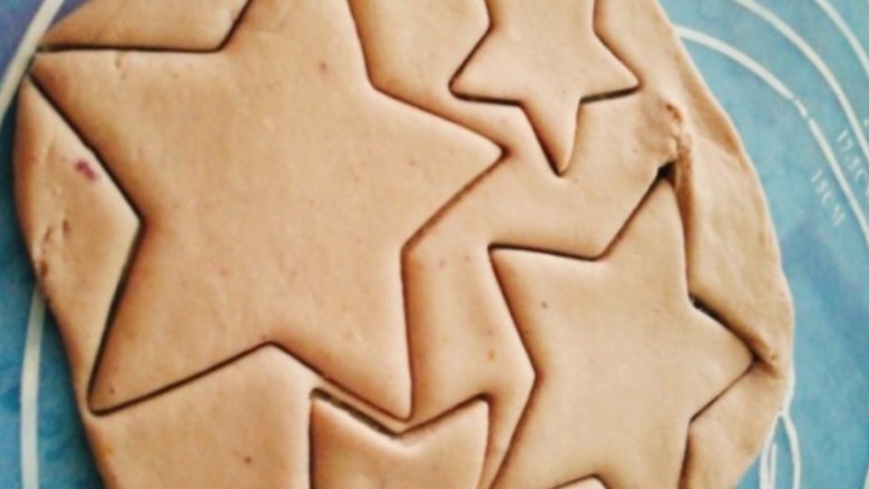 圣诞系列～饼干圣诞树🎄,用模具做扣出五角星