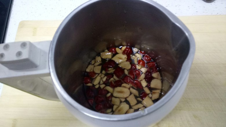 百合小米红枣糊,豆浆机放入适量水，放入洗净的材料。