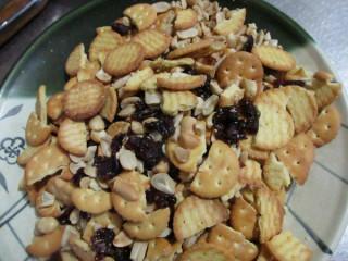 雪花酥,饼干、蔓越莓干和花生碎混合均匀备用。蔓越莓干要稍微切碎再用