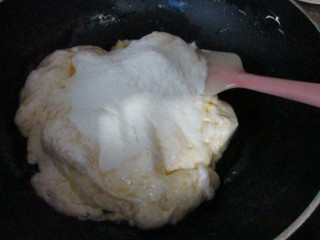 雪花酥,继续翻炒，让奶粉和棉花糖混合均匀，然后关火
