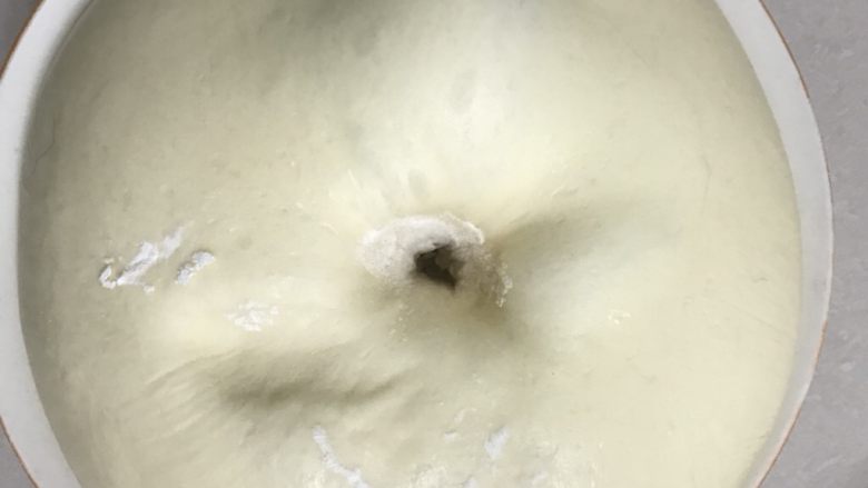 椰浆牛奶吐司,5 放入发酵箱温度在27度，进行一发，发酵二倍大后用手指粘面粉戳洞，洞口不回缩不塌陷为好。