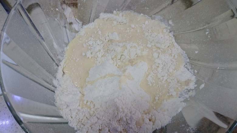 椰子油葱香培根司康（全酵母版本）,牛奶蛋液加入搓成砂砾状的面粉中