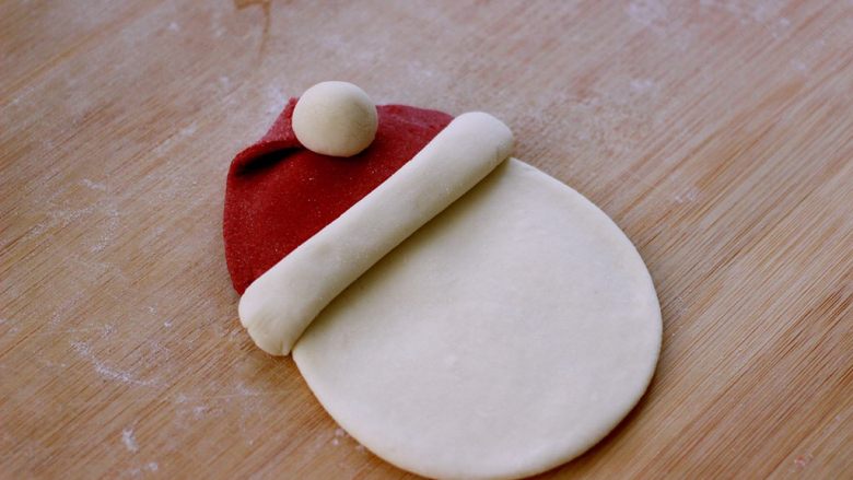 圣诞老人馒头,把搓好的小面蛋压在折过来的地方、如图