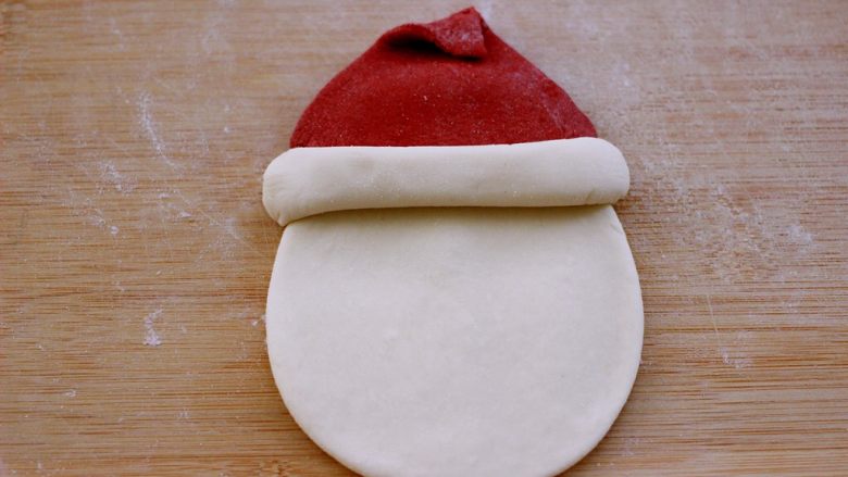 圣诞老人馒头,把帽子的尖角折下来放在帽子顶部、如图