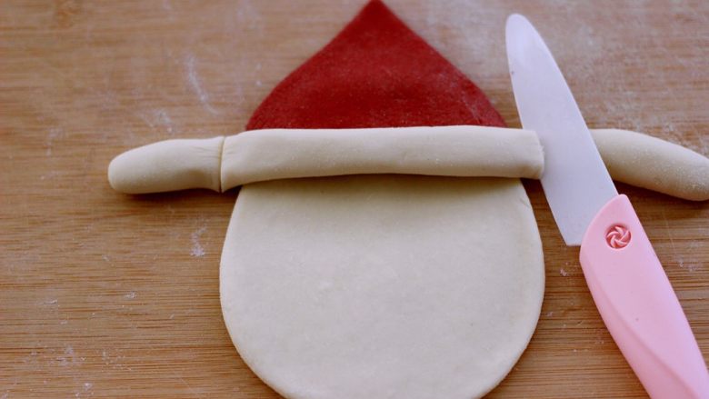 圣诞老人馒头,用刀把多余的面团切出