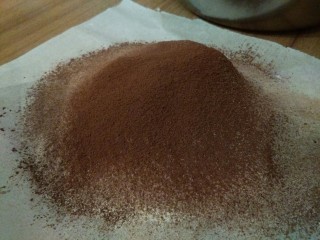 蔓越莓巧克力磅蛋糕,把除糖粉外所有分类过筛