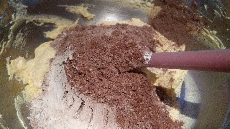 蔓越莓巧克力磅蛋糕,分两次加入过筛好的粉类