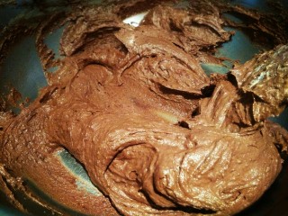 蔓越莓巧克力磅蛋糕,搅拌手法：
用J字形翻拌，从盆内面糊的一点钟方向下切到八点钟方向翻起