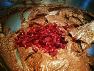 蔓越莓巧克力磅蛋糕,加入蔓越莓丁，继续搅拌