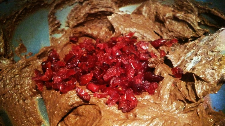 蔓越莓巧克力磅蛋糕,加入蔓越莓丁，继续搅拌