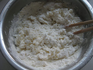 荷叶饼,

面粉300克放入盆里，冲入沸水，一边冲，一边用筷子搅拌