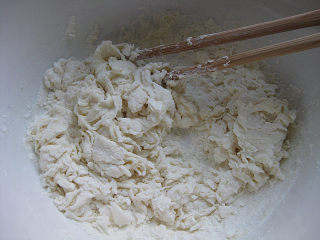 荷叶饼,面粉100克放入大碗里，加入凉水60克，用筷子搅拌成絮状，盖上保鲜膜待用