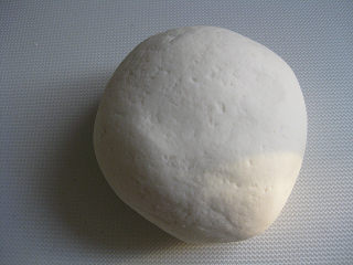荷叶饼,
待烫面放至手温时，揉成面团，放入用凉水调拌的面粉，揉成光滑的面团