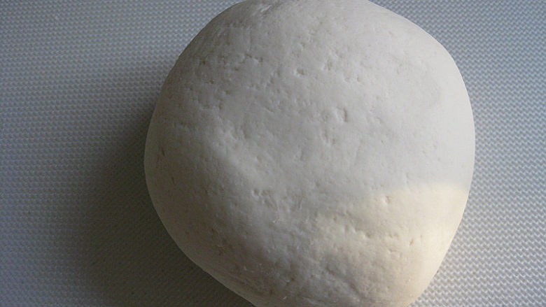 荷叶饼,
待烫面放至手温时，揉成面团，放入用凉水调拌的面粉，揉成光滑的面团