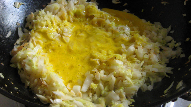 白菜虾皮炒鸡蛋,倒入打散的蛋液，倒入后不要翻动