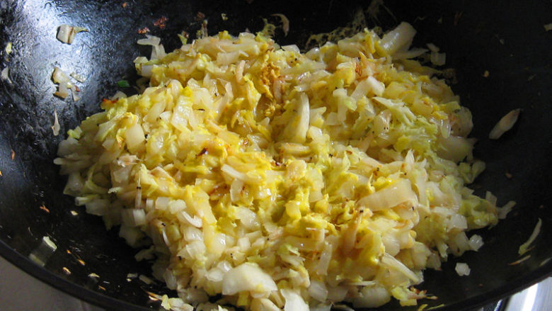 白菜虾皮炒鸡蛋,待蛋液快凝固时，翻面