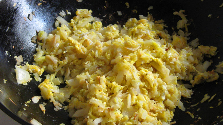 白菜虾皮炒鸡蛋,
用少许盐调味，翻炒均匀，即可盛出