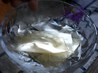 木瓜椰奶冻,先将吉利丁片放冷水中泡软