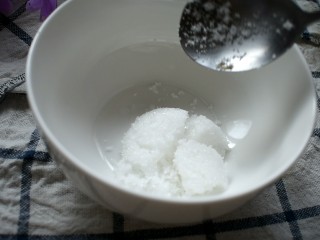 木瓜椰奶冻,碗中加入适量白糖