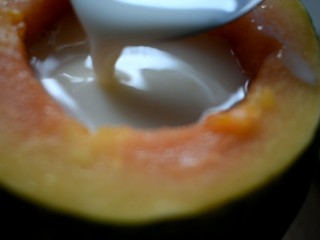 木瓜椰奶冻,将搅拌均匀的液体倒入木瓜碗中
