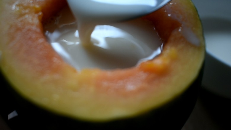 木瓜椰奶冻,将搅拌均匀的液体倒入木瓜碗中