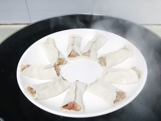 超详细家庭水饺,锅中水烧沸腾后 上锅蒸20分钟