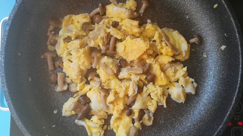 #早餐#蟹味菇滑蛋,差不多要凝固的时候，迅速的搅散