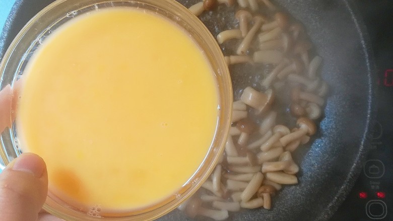 #早餐#蟹味菇滑蛋,倒入蛋液