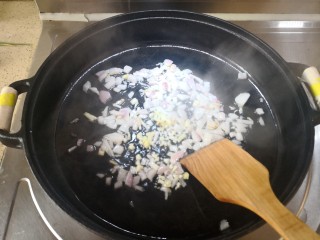 铁锅鲳鳊,油温至80度左右，放入部分洋葱、姜、蒜，煸炒一下，至金黄色为佳。