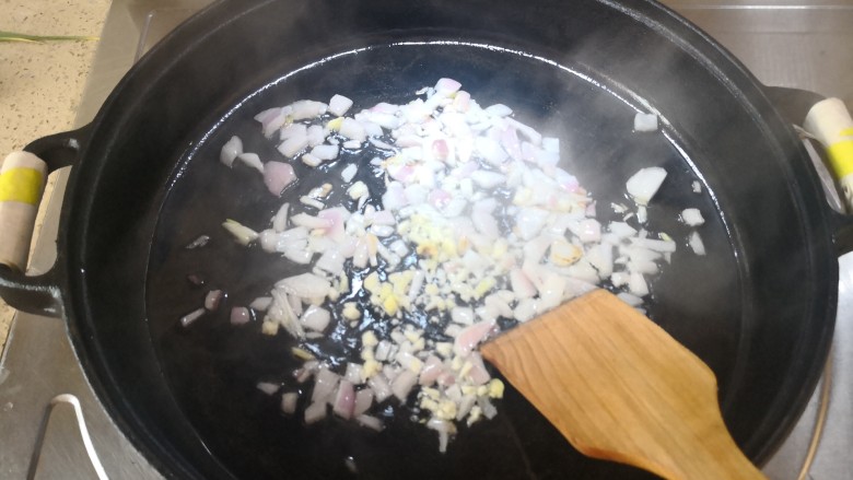铁锅鲳鳊,油温至80度左右，放入部分洋葱、姜、蒜，煸炒一下，至金黄色为佳。