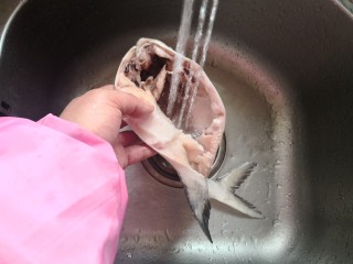 铁锅鲳鳊,清洗，特别是肚内黑色粘膜。