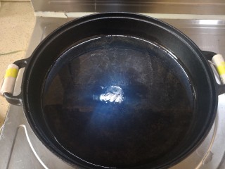 铁锅鲳鳊,起油锅(有平顶锅最好)。