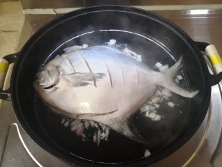 铁锅鲳鳊,把鲳鳊鱼放在上面(这样就不会粘锅)。