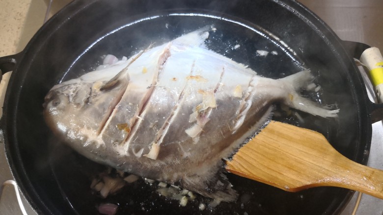 铁锅鲳鳊,鱼正反面都煸一下。