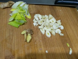 排骨山药烧土豆,葱姜蒜切片