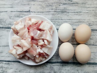 揭阳+卤肉饭,洗干净切小块的五花肉和四个鸡蛋