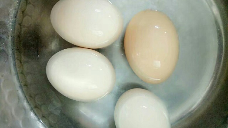 揭阳+卤肉饭,煮好的鸡蛋泡一下冷水