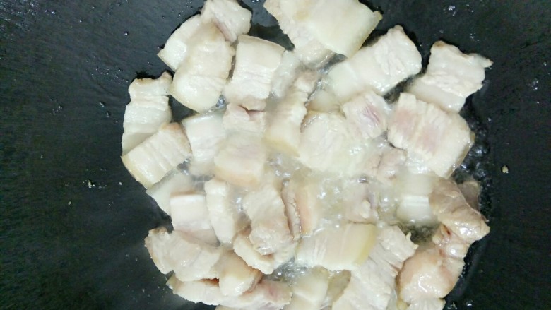 揭阳+卤肉饭,锅里油热后放入五花肉煎
