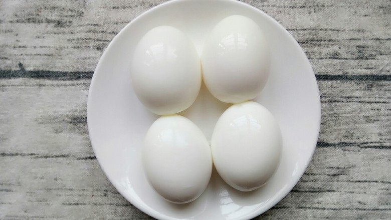 揭阳+卤肉饭,泡冷水好的鸡蛋去壳