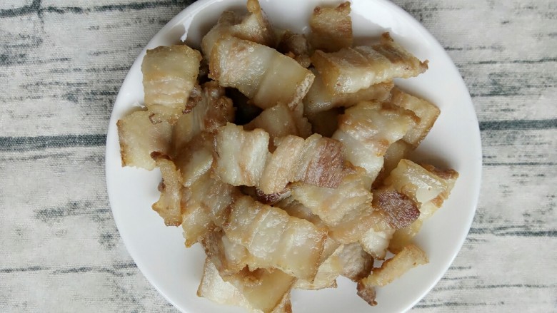 揭阳+卤肉饭,五花肉煎好装盘