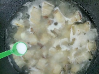 揭阳+卤肉饭,水煮开后加入两勺盐