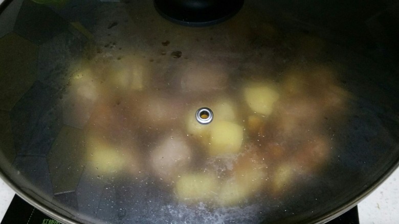 排骨山药烧土豆,大火烧开煮5分钟后改小火慢炖30分钟。